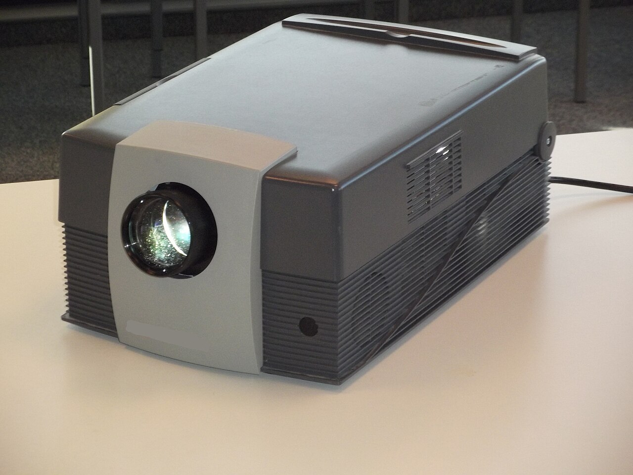 Comparativa de brillo en salón con luz ambiente DLP vs 3LCD