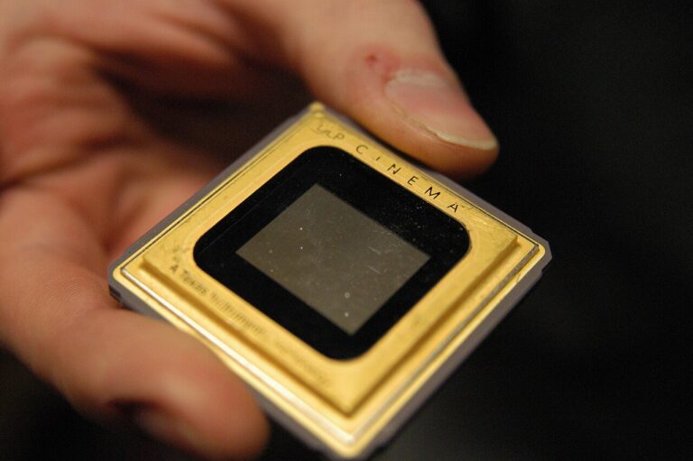 DLP vs 3LCD: qué tecnología de proyector conviene en tu salón