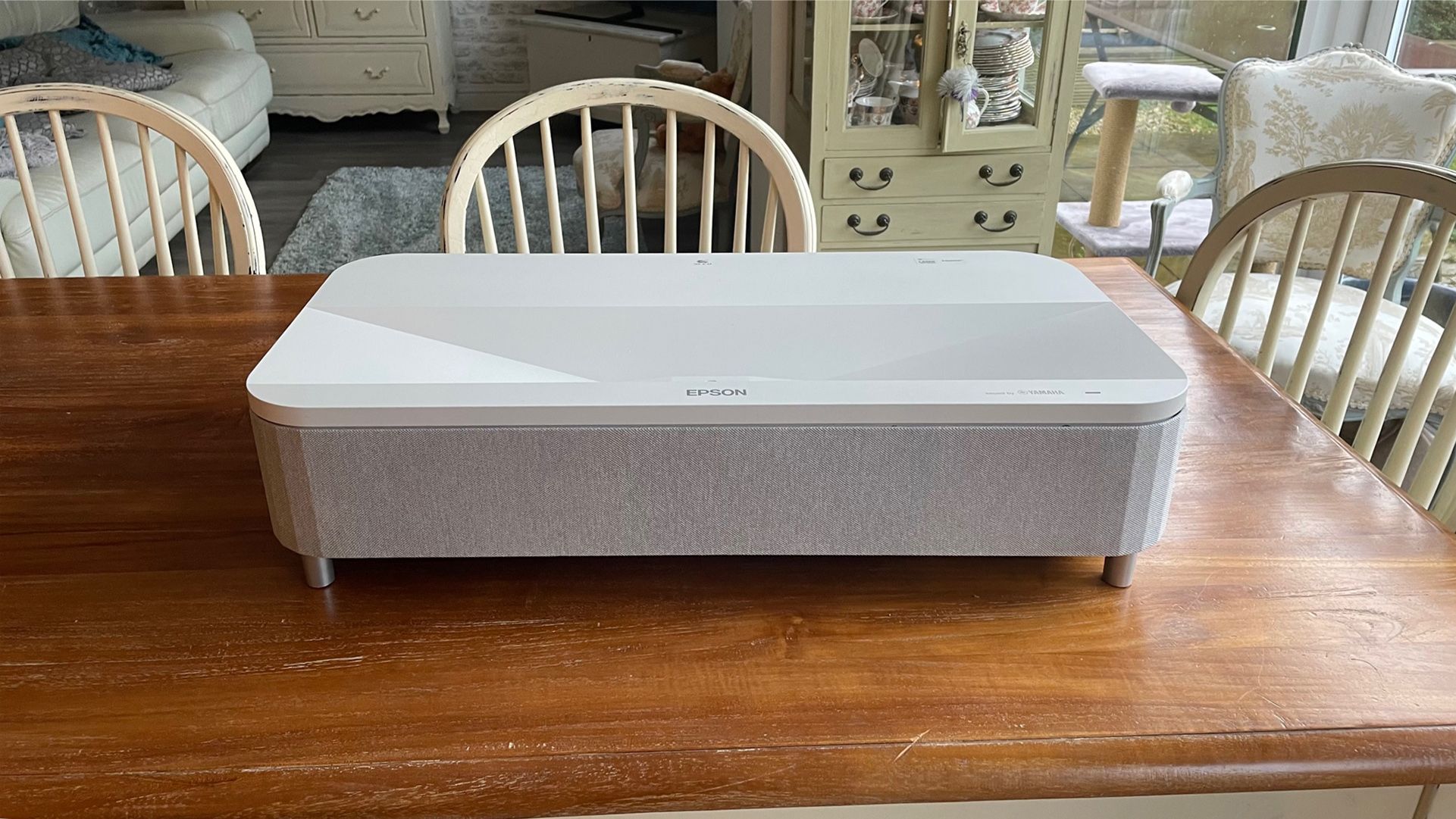 Epson EH-LS800 proyectando en salón con luz ambiental