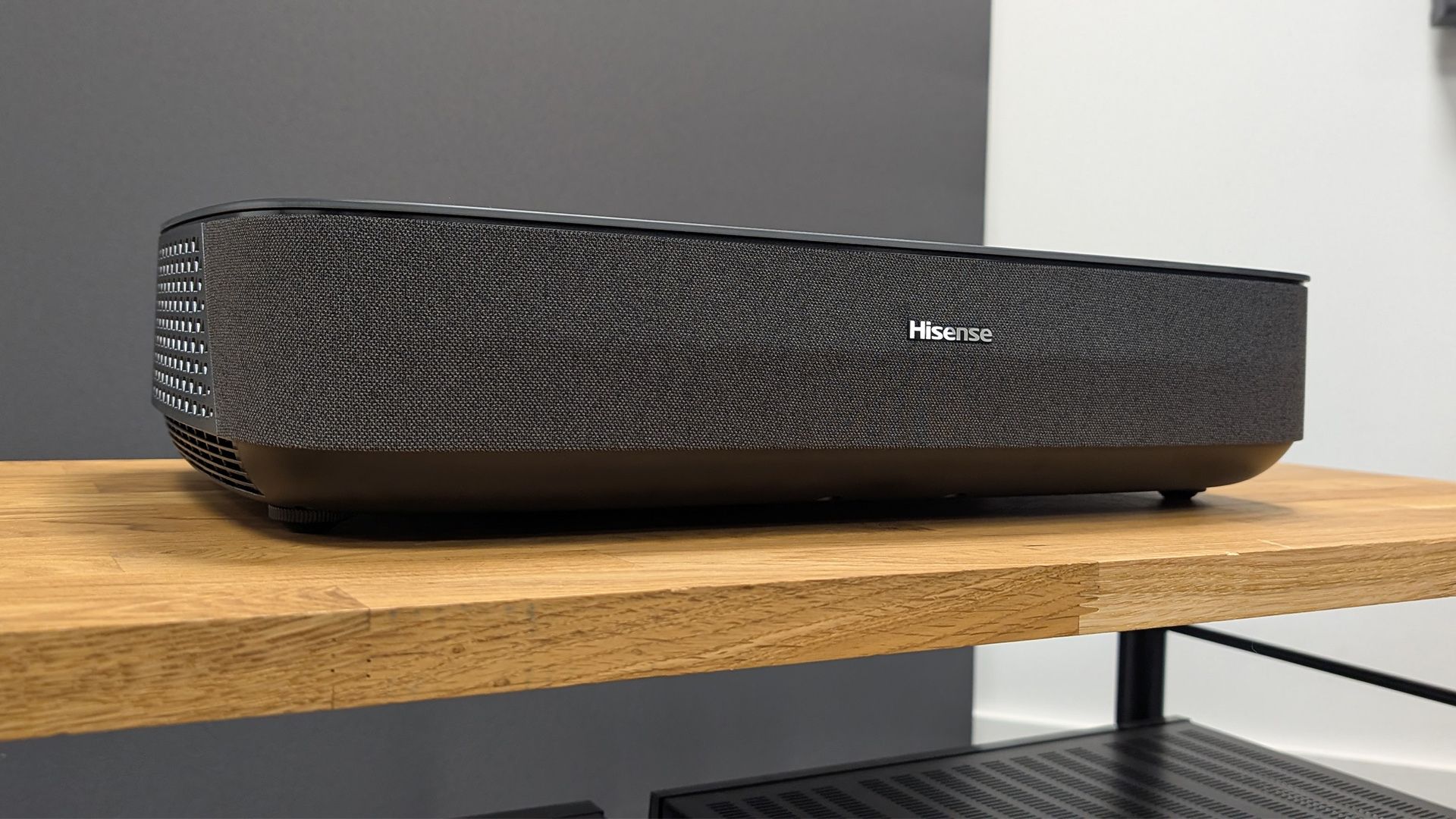 Hisense PL2 instalado en salón moderno con pantalla UST