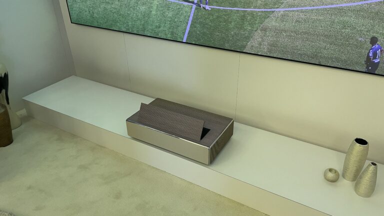 Mueble motorizado Cinest Core para UST: análisis real