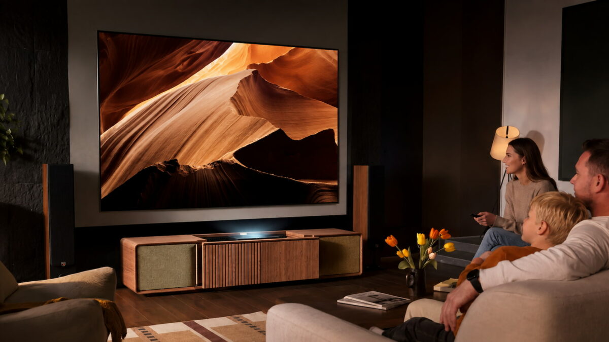 Instalación típica de proyector UST en salón con mueble bajo