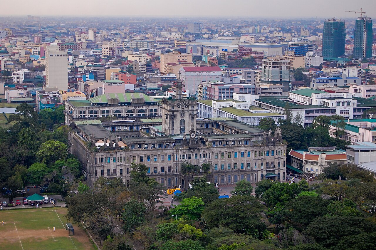 proyector UST en salón con luz ambiental sin pantalla ALR