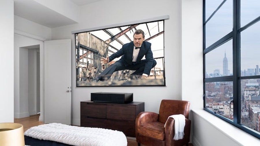 proyector UST instalado en salón con luz diurna