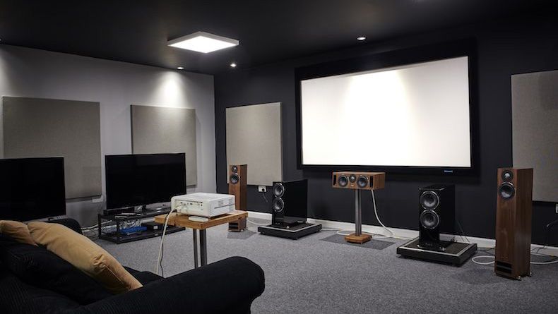 familia viendo película con proyector en salón