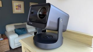 Comparativa de los tres proyectores Dolby Vision UST sobre mueble blanco