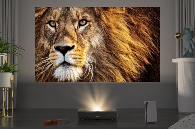 Proyector UST sobre mueble con pantalla ALR en salón