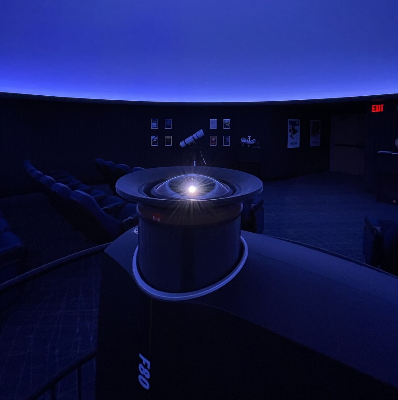 Proyector UST en salón con luz ambiente